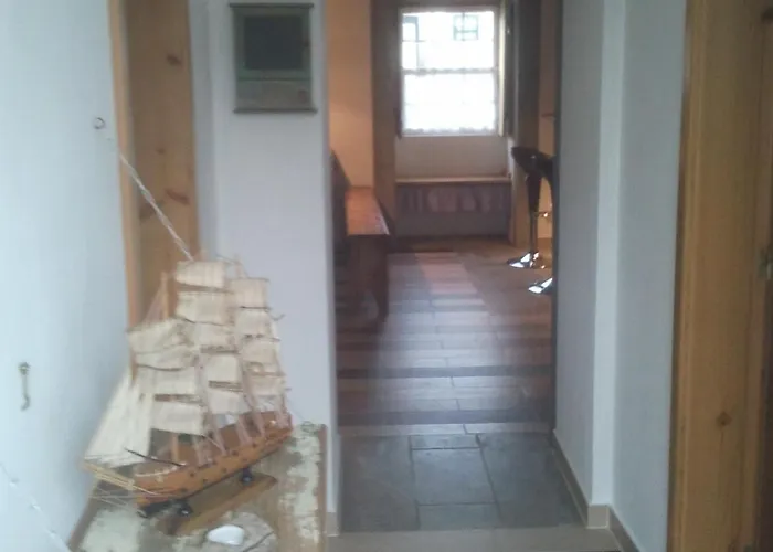 桥下度假屋 度假居 *