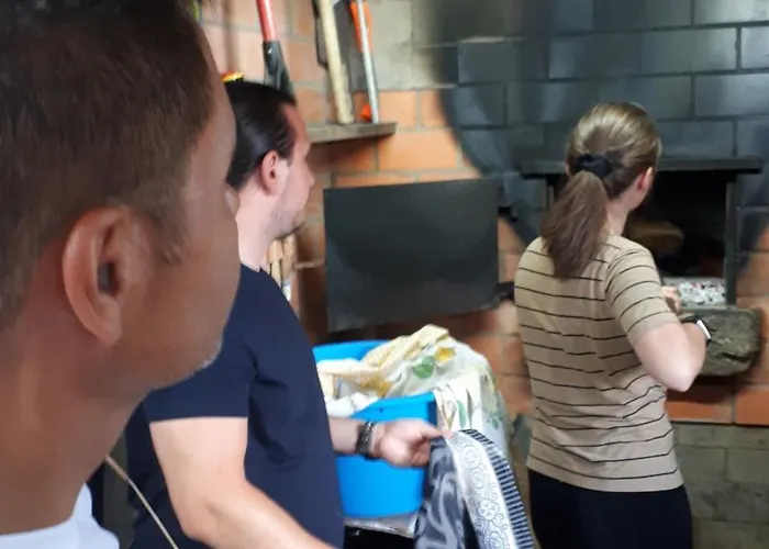 桥下度假屋 度假居 *